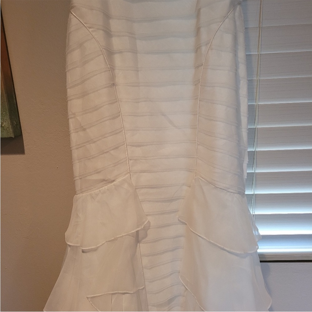 Flattering wedding gown by Theia - Picture 7 of 11